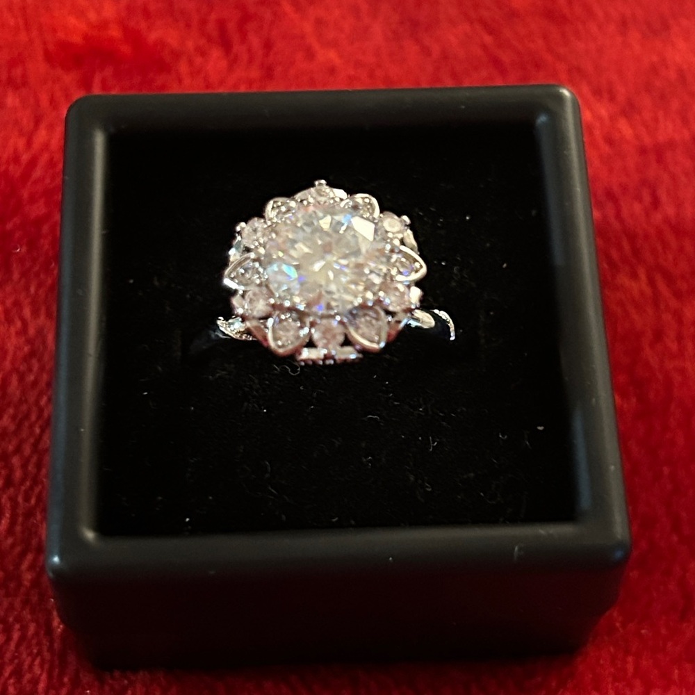 Luxury‎ 2.0 CT Moissanite Diamond  Floral Ring size 9